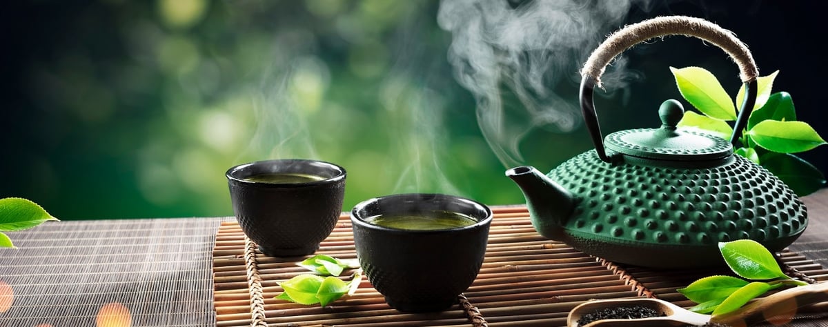 Traditionelle Teekanne und Tassen mit grünem Tee 