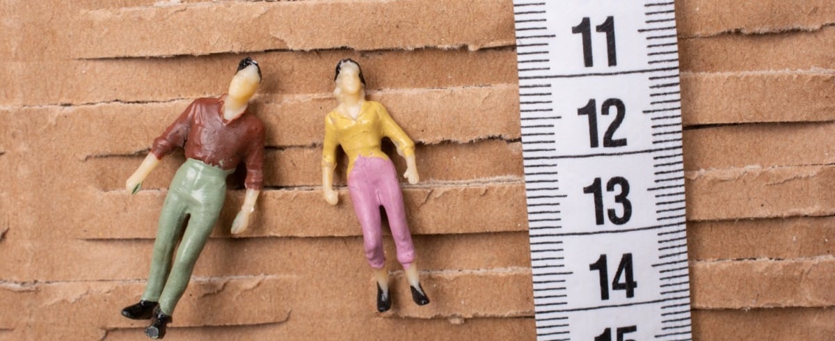 Mann und Frau Figur und Maßband mit Zentimetern