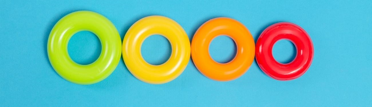 Anéis de natação insufláveis multicoloridos para crianças