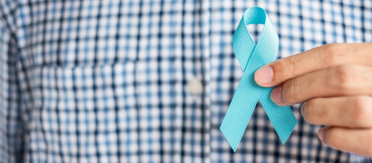 Der Mann hält das Blaue Band zur Unterstützung von Menschen, die mit Prostatakrebs leben.