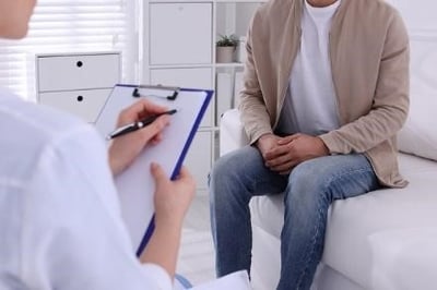 En man som lider av för tidig utlösning vid ett behandlingstillfälle med psykolog.