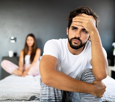 Ein frustrierter Mann mit erektiler Dysfunktion