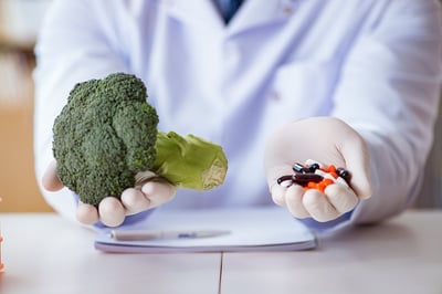 Arzt schlägt grünes Gemüse und medikamentöse Behandlung von Übergewicht vor