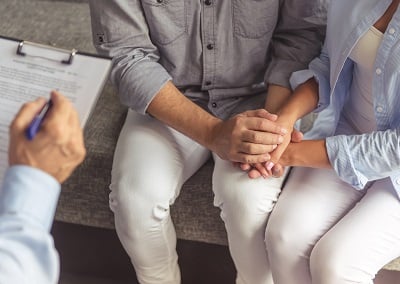 Ein Paar in Therapie wegen der vorzeitigen Ejakulation des Mannes