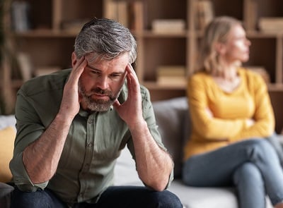 Ein Mann, der aufgrund von Stress unter vorzeitigem Samenerguss leidet