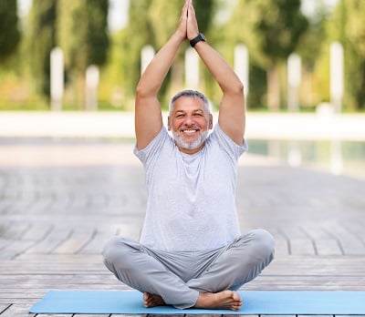 Ein Mann genießt die positiven Auswirkungen von Yoga auf seinen Körper und seine Sexualität. 