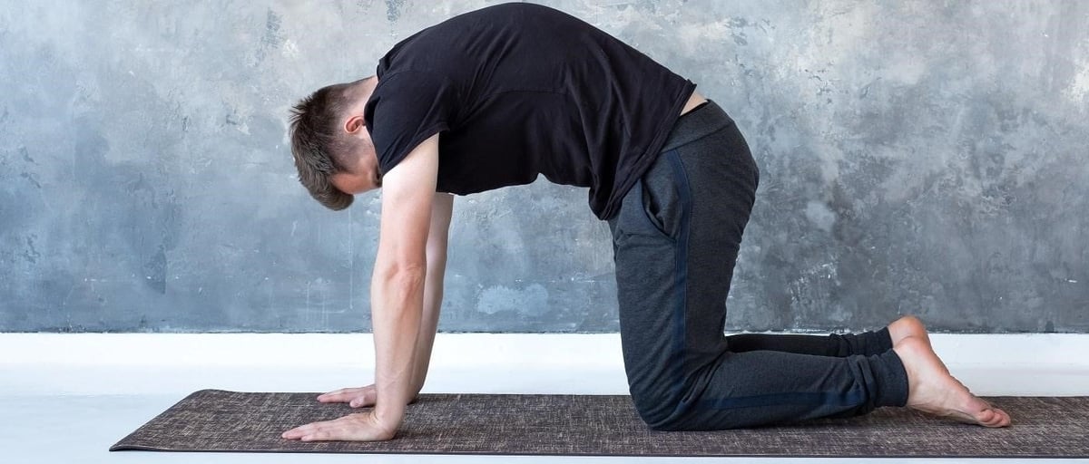 Um homem a fazer exercícios pélvicos