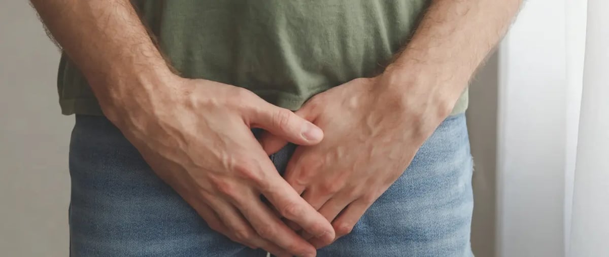 Mann h&auml;lt sich im Intimbereich wegen Schmerzen