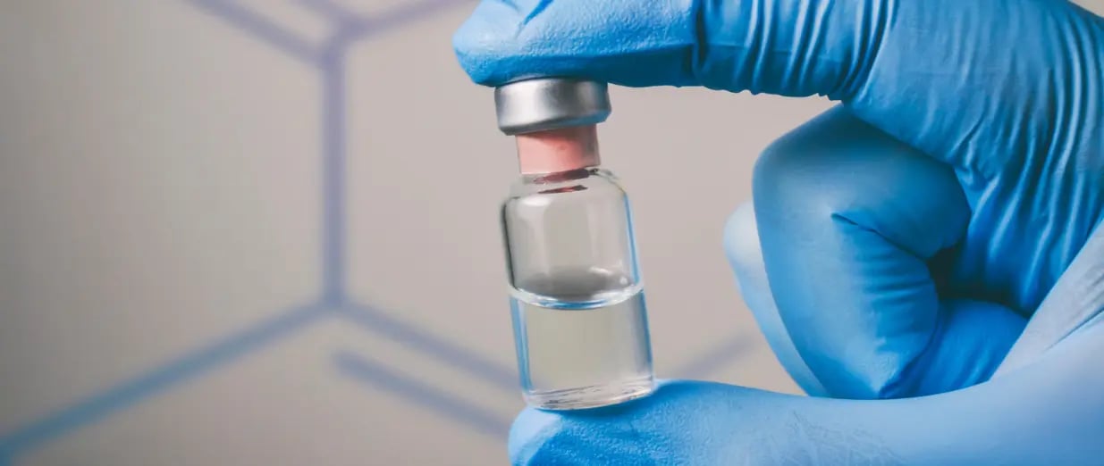 Fläschchen für Injektionen in der Hand eines Arztes