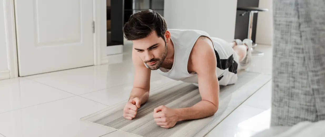 Mann bei Beckenboden&uuml;bungen