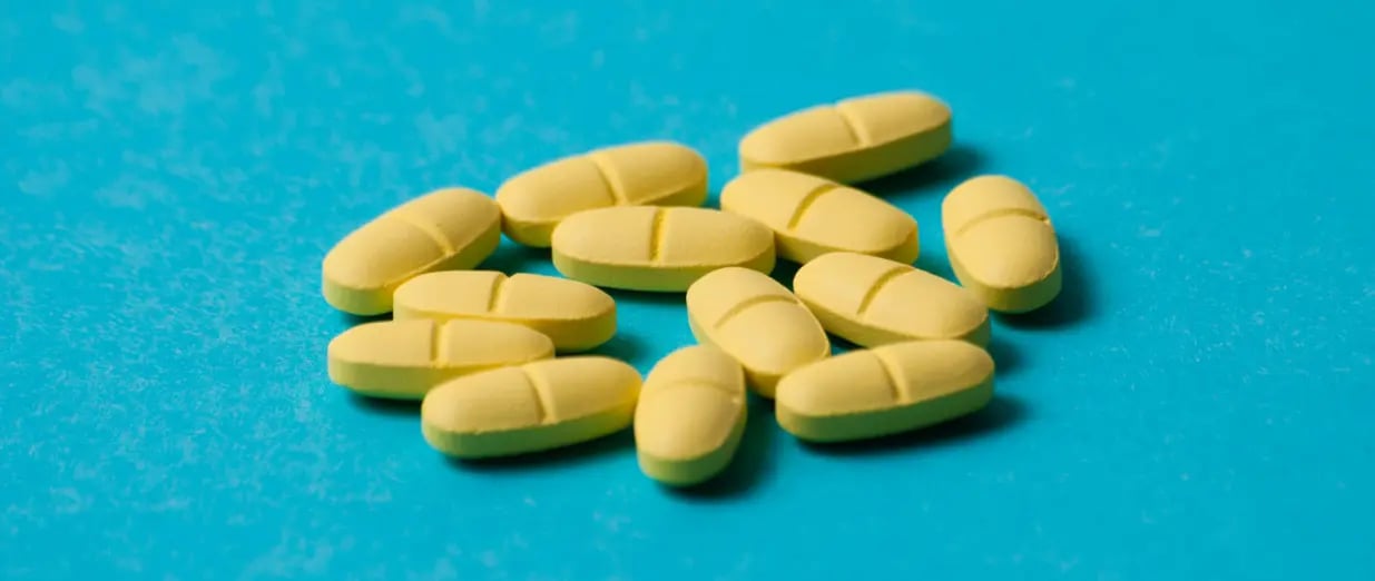 Gelbe Tabletten auf blauem Hintergrund