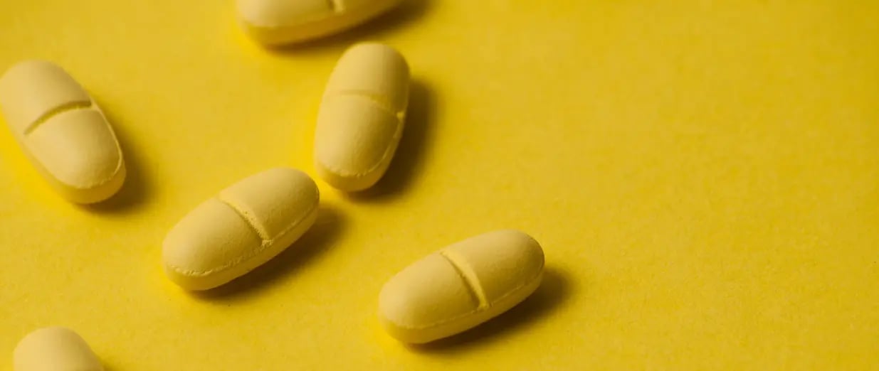 Gelbe Tabletten auf gelbem Hintergrund