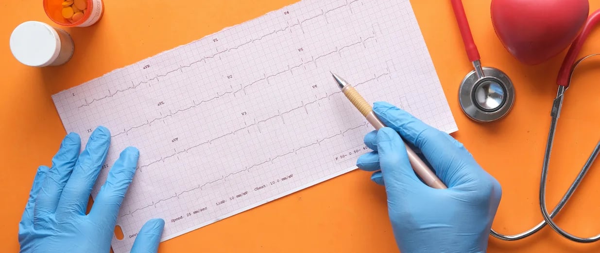 Person, die den EKG-Bericht verfasst