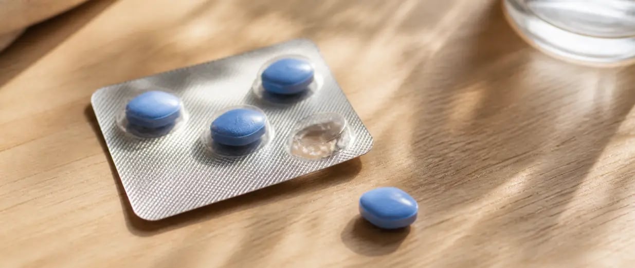 En blisterf&ouml;rpackning med bl&aring; tabletter ligger p&aring; bordet