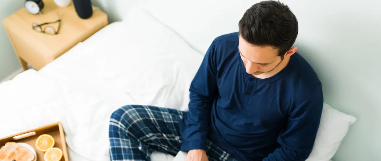 Mann macht Recherche zur erektilen Dysfunktion