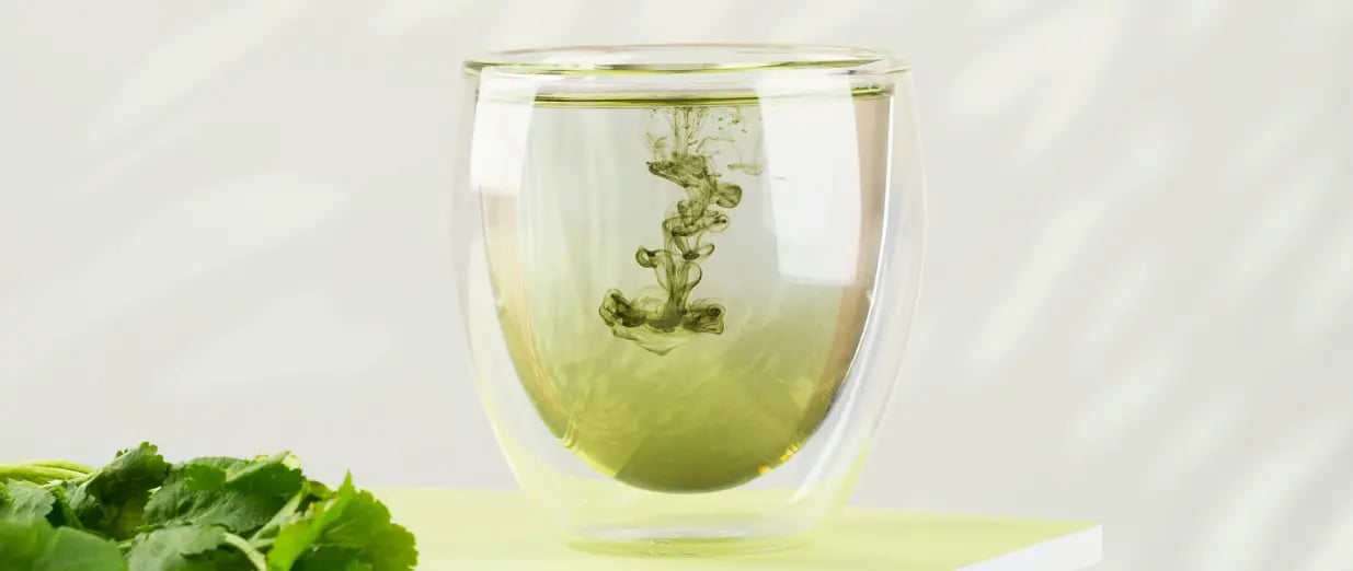 Ein Glas mit gr&uuml;nem Tee