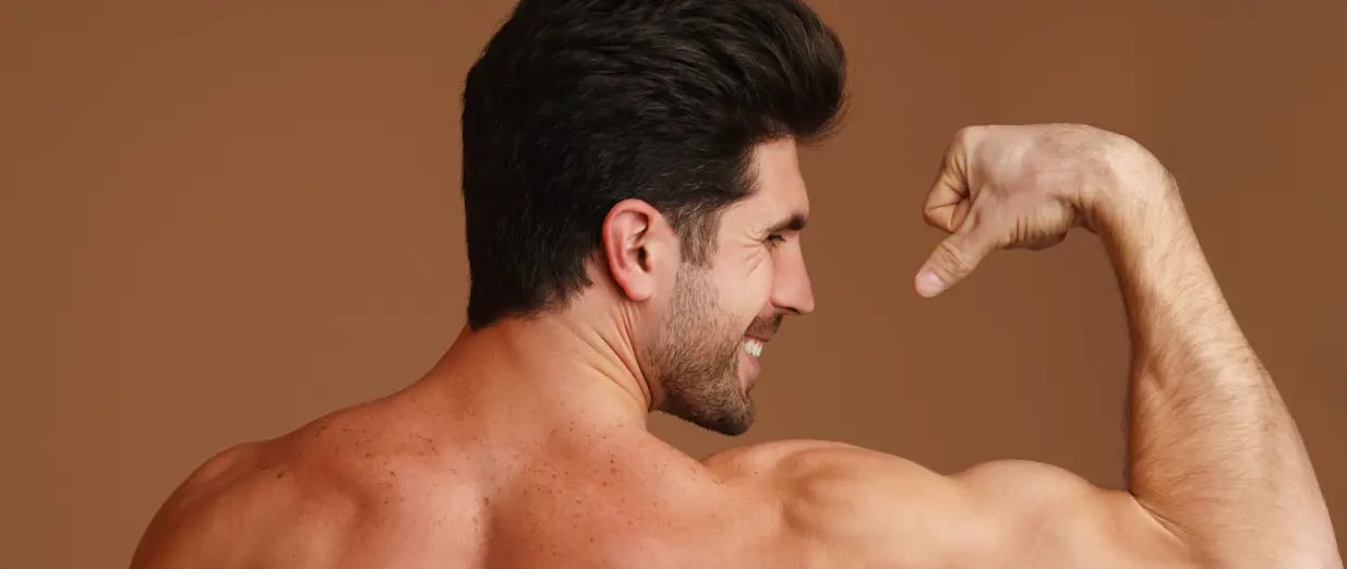Homem mostrando b&iacute;ceps musculoso