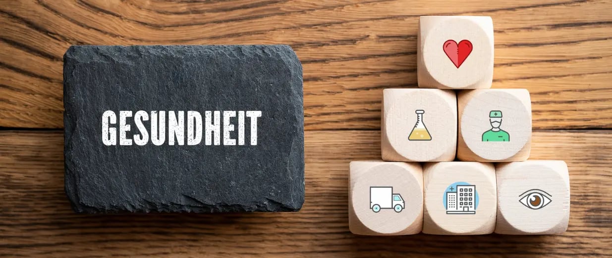 Gesundheitssymbole auf Holzbl&ouml;cken