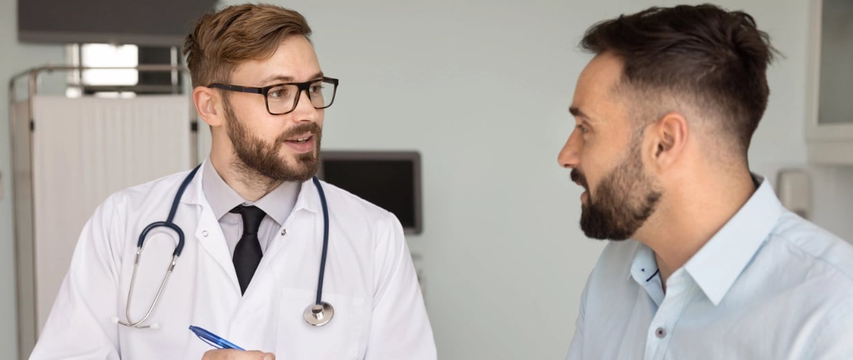En læge taler med en patient