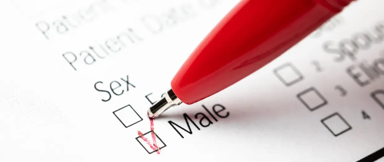 Eine Person f&uuml;llt einen Fragebogen aus