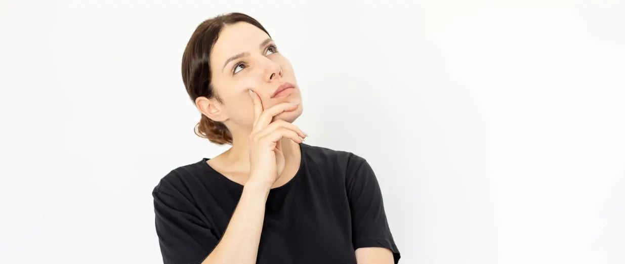 Frau blickt nachdenklich nach oben