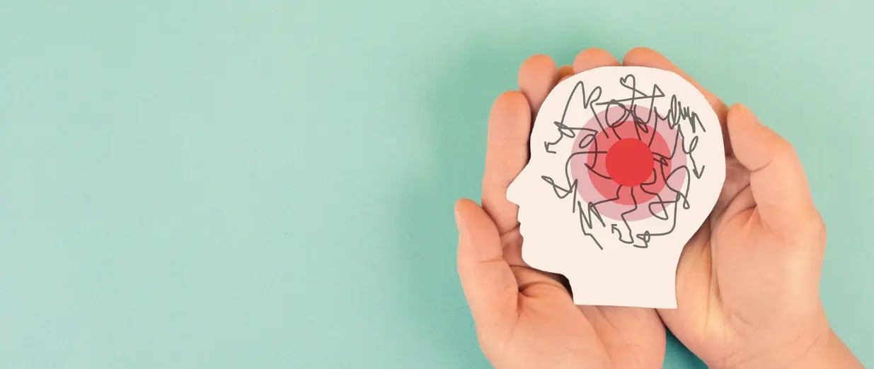 Darstellung von Kopfschmerzen in einer Kopf-Silhouette in H&auml;nden