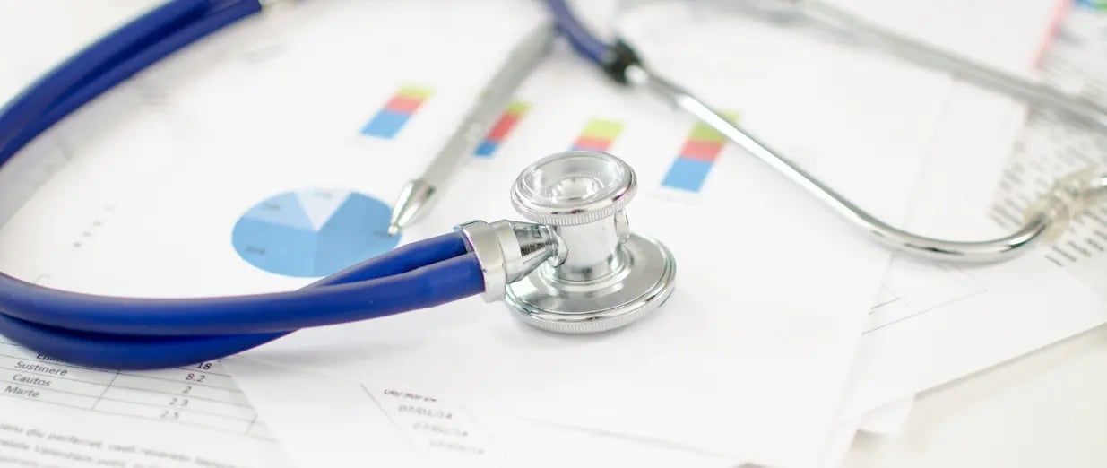 Stetoskop på medicinska dokument