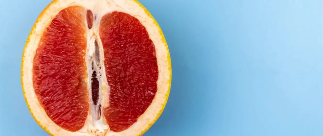 Halbe Grapefruit auf blauem Hintergrund