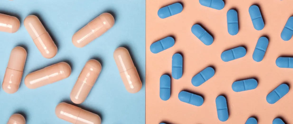 Capsulas em duas cores comparadas