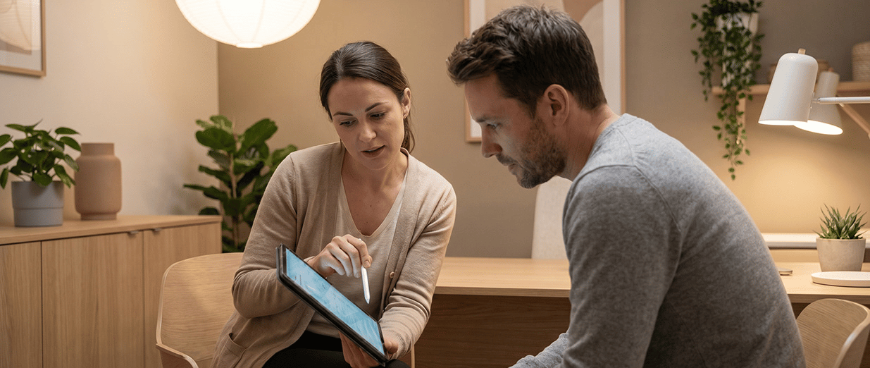 Ern&auml;hrungsberaterin ber&auml;t einen Patienten mit einem Tablet