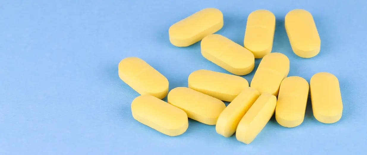 Gelbe Tabletten auf blauem Hintergrund