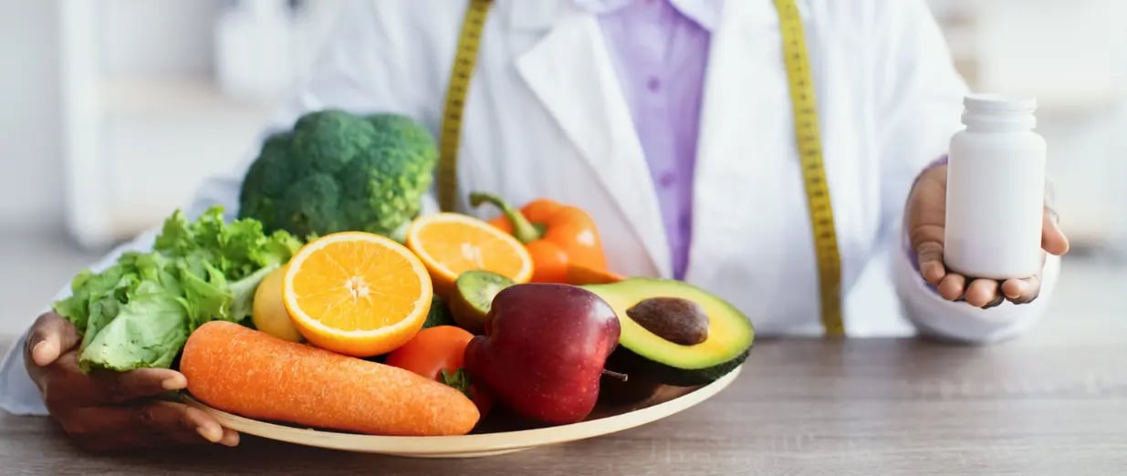 Ern&auml;hrungsberatung mit frischem Obst, Gem&uuml;se und Nahrungserg&auml;nzungsmitteln