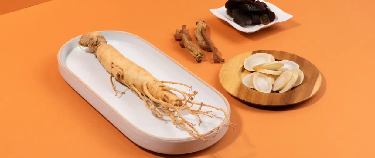 Ginsengrod og naturlige ingredienser på et bord