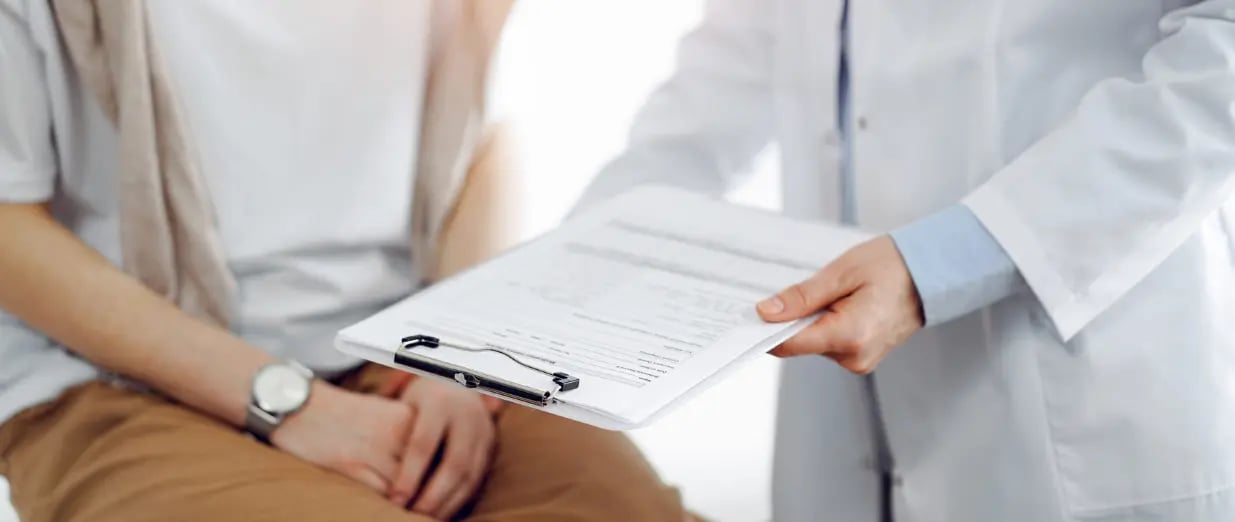 L&auml;kare konsulterar patient