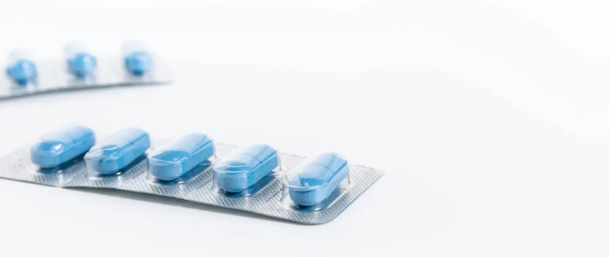 Eine Blisterpackung mit blauen Viagra-Tabletten