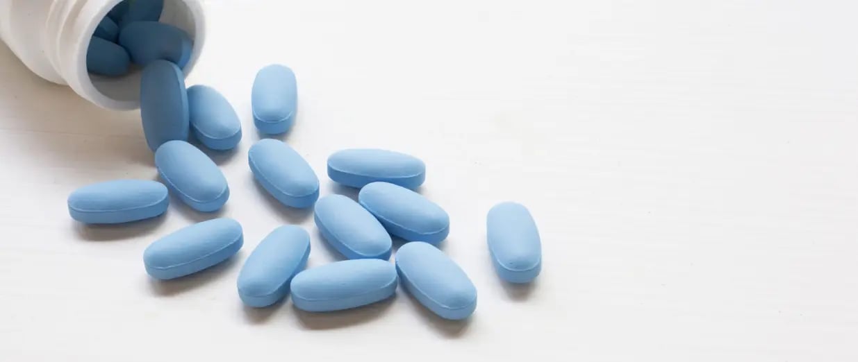 Blaue Tabletten auf wei&szlig;em Hintergrund
