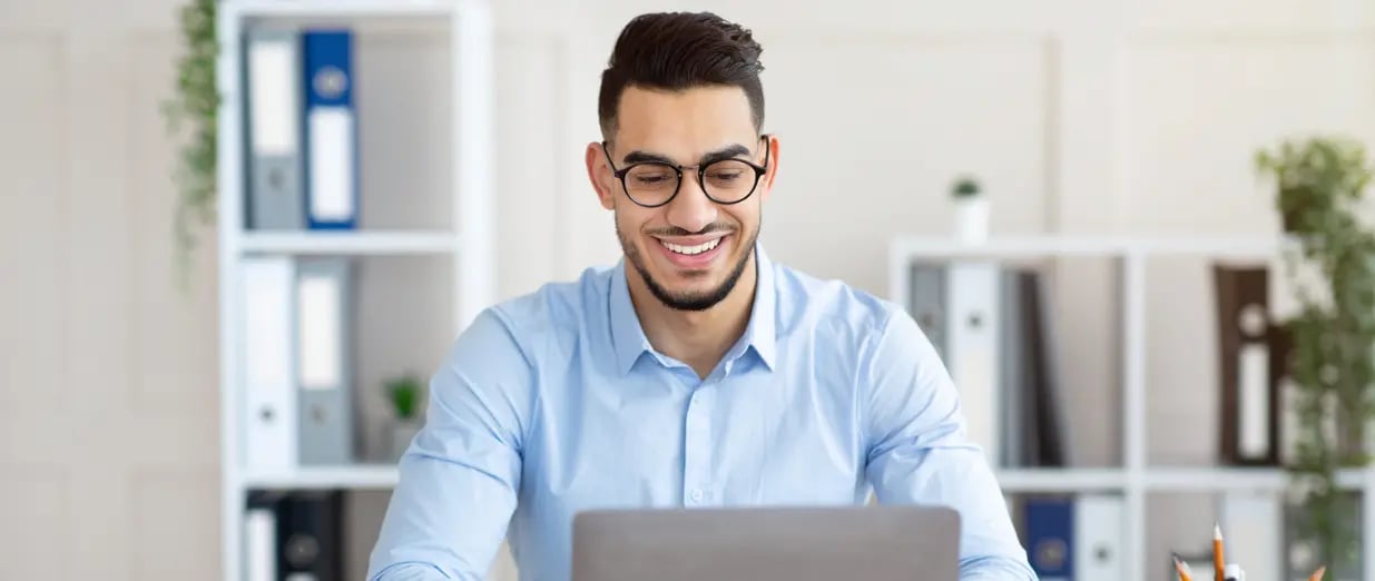 Un homme fait une commande en ligne sur un ordinateur portable