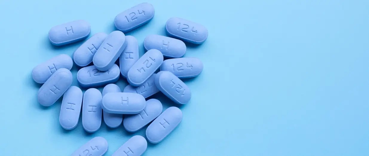 Blaue Tabletten auf einem hellblauen Hintergrund