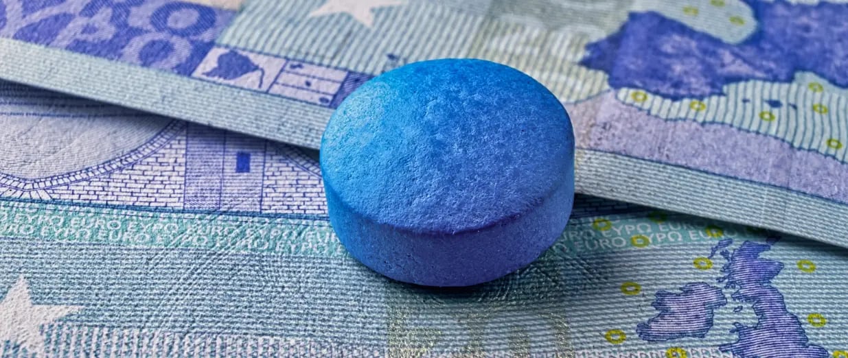 Blaue Tablette auf Euro-Scheinen