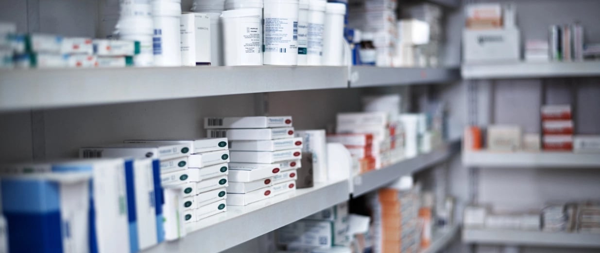 Mediciner p&aring; apotekshyllor