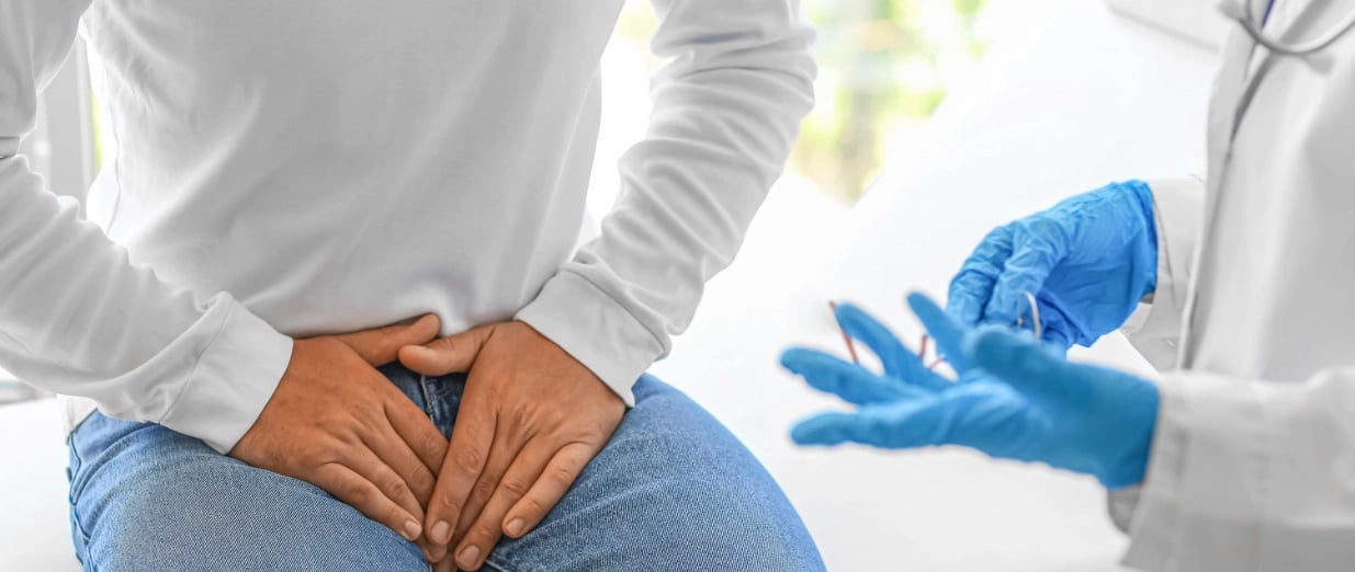Ein Patient mit einem Arzt bei einer medizinischen Untersuchung