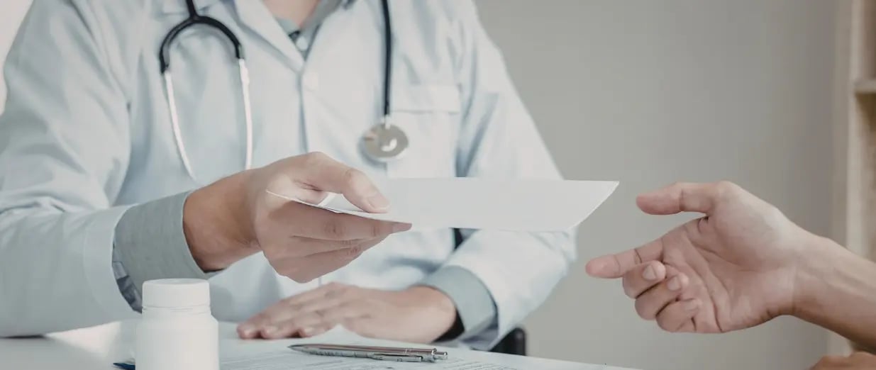 M&eacute;dico entregando receita a um paciente