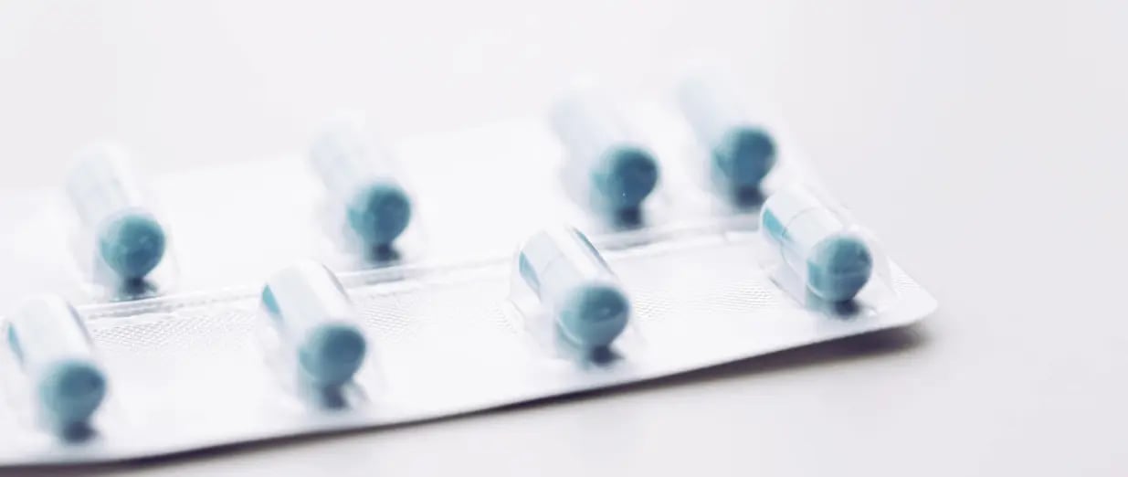 Blisterpackung mit blauen Medikamentenkapseln