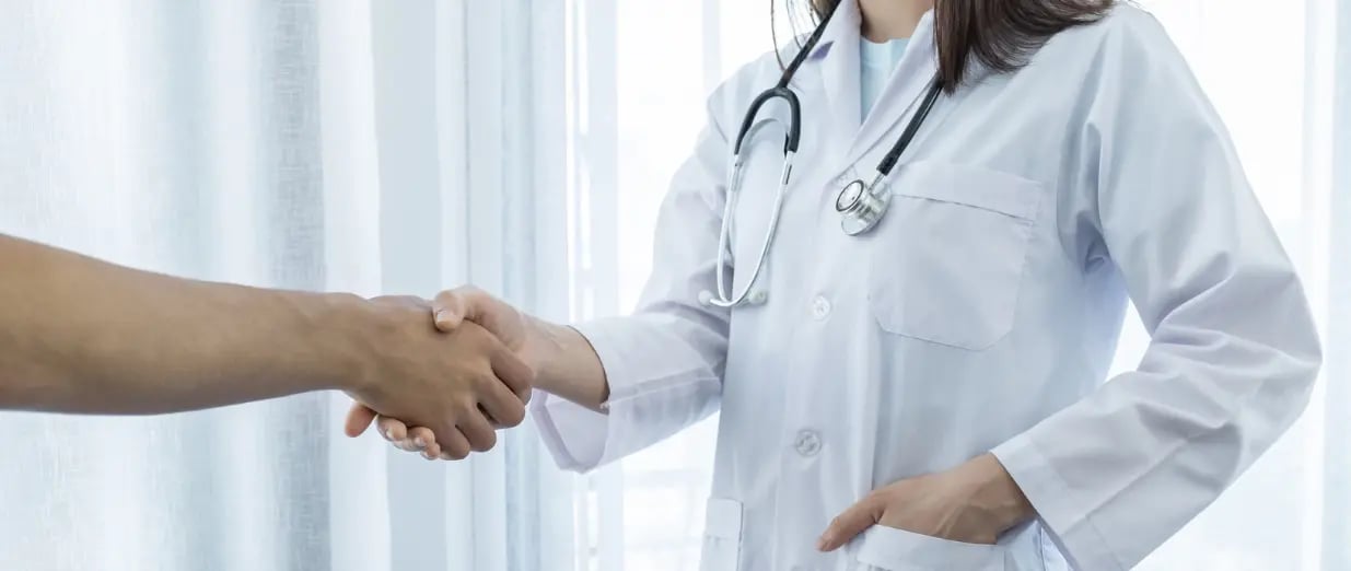 &Auml;rztin und Patient geben sich die Hand