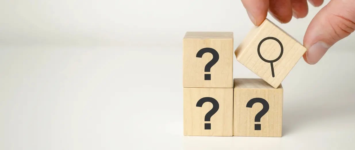 Holzw&uuml;rfel mit Fragezeichen und Lupe