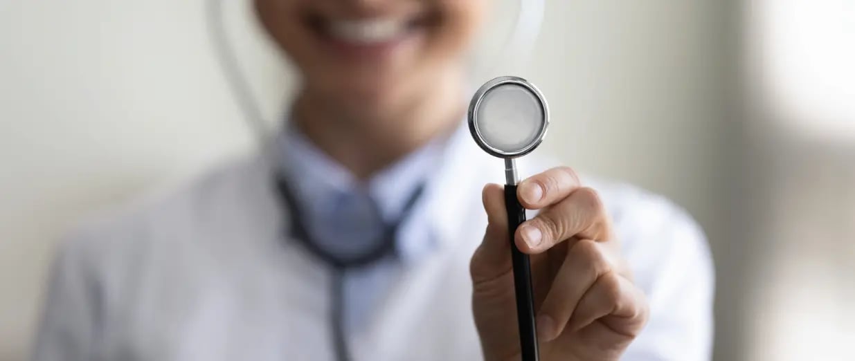 Freundliche &Auml;rztin mit Stethoskop