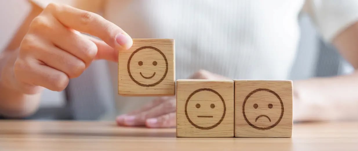 Holzw&uuml;rfel mit Emojis f&uuml;r Stimmung oder Zufriedenheit