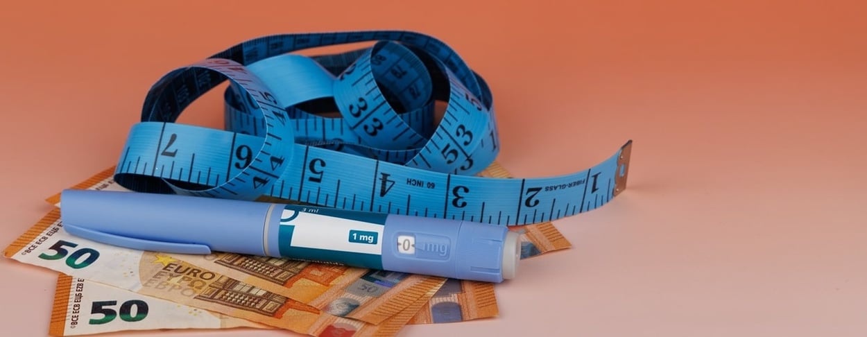Samaglutid-Pen und Geld mit einem Massband