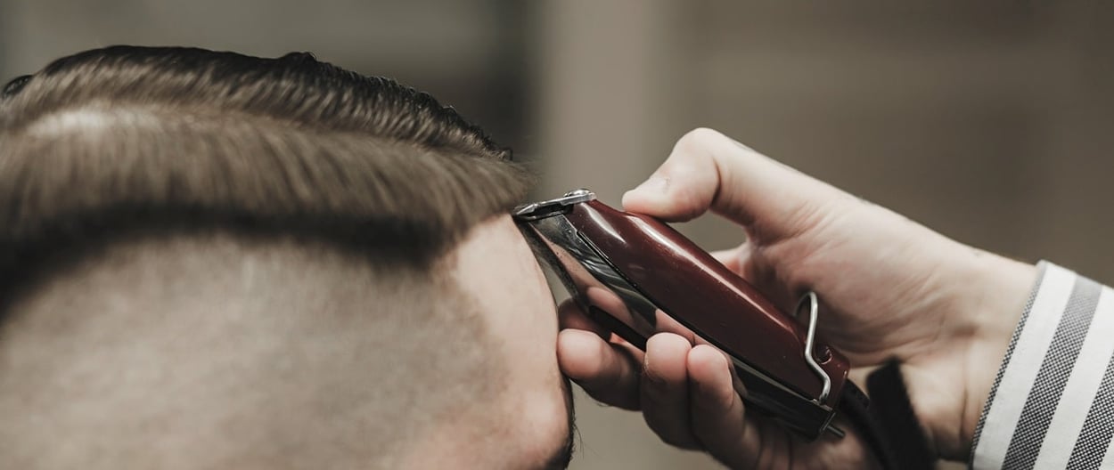 Ein Mann lässt sich in einem Friseursalon die Haare schneiden