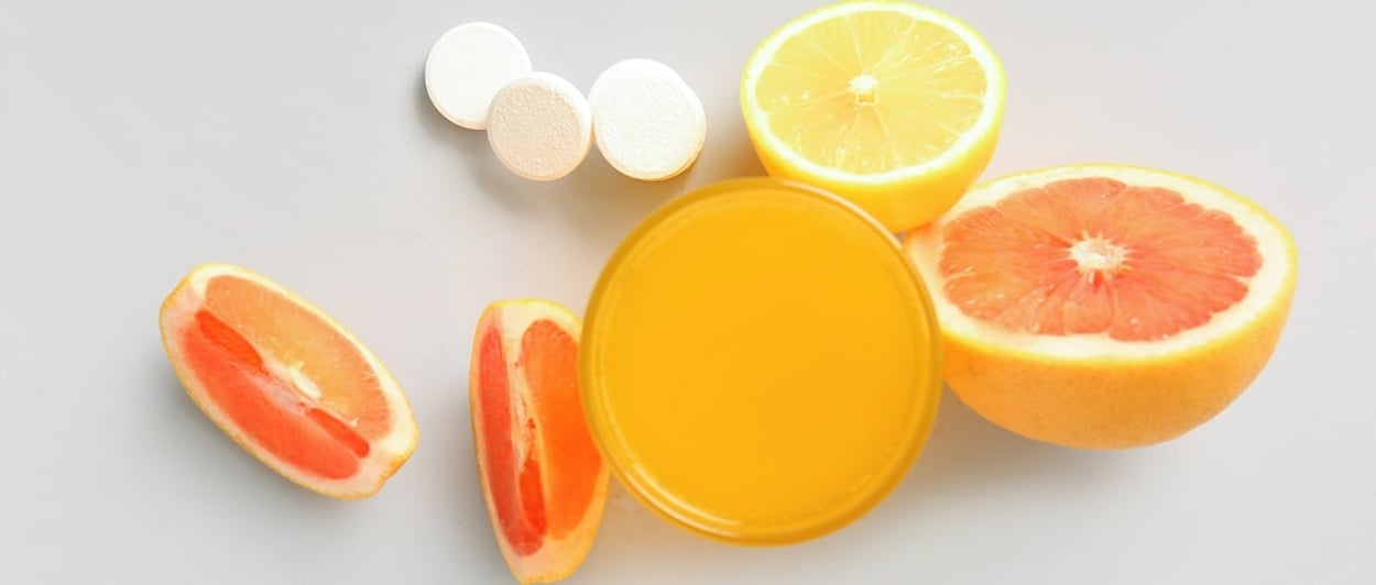  Grapefruits, ein Glas Saft und Tabletten